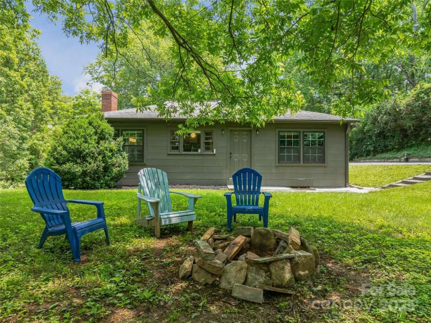 90 Skyland Circle, Asheville, NC 28804.  MLS# CAR4263908, YatesRealty ID 20046. 
