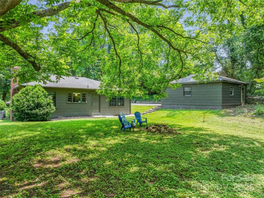 90 Skyland Circle, Asheville, NC 28804.  MLS# CAR4263908, YatesRealty ID 20046. 