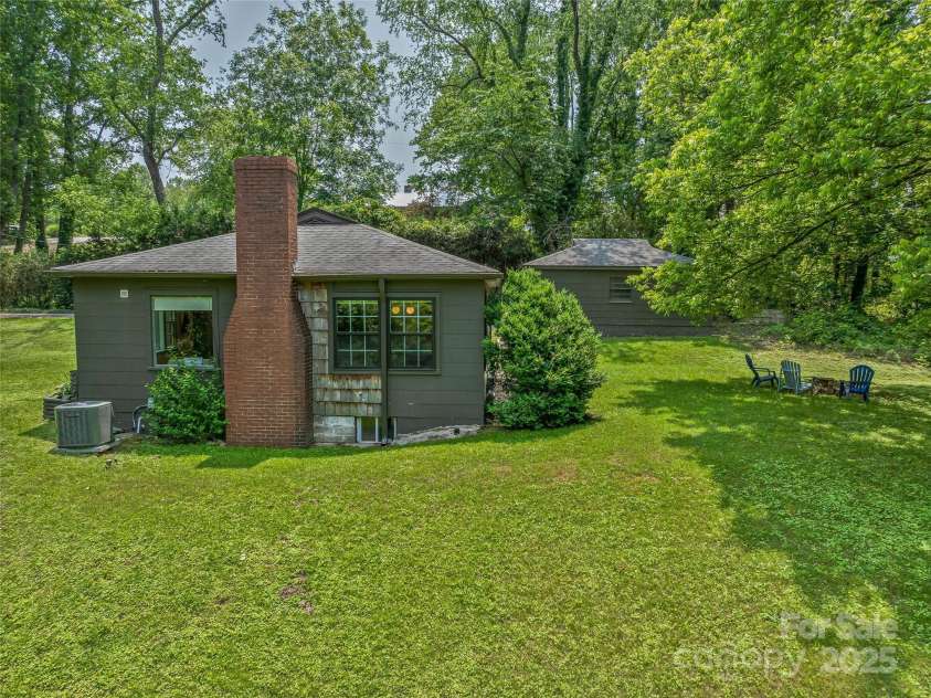 90 Skyland Circle, Asheville, NC 28804.  MLS# CAR4263908, YatesRealty ID 20046. 