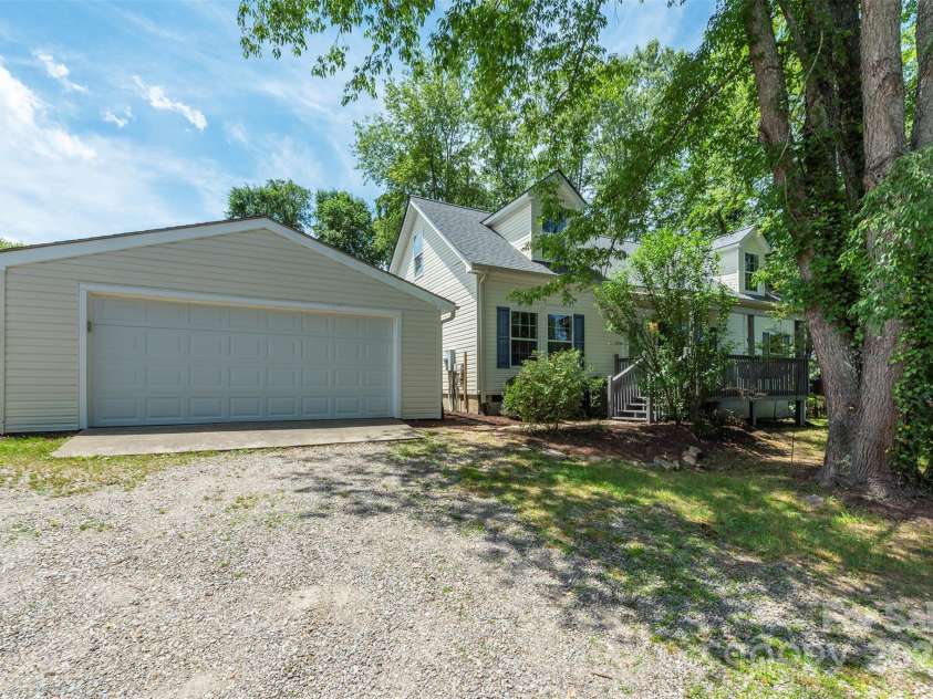 9 Everwood Drive, Candler, NC 28715.  MLS# CAR4269275, YatesRealty ID 20048. 