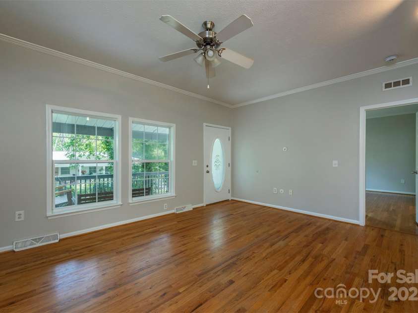9 Everwood Drive, Candler, NC 28715.  MLS# CAR4269275, YatesRealty ID 20048. 