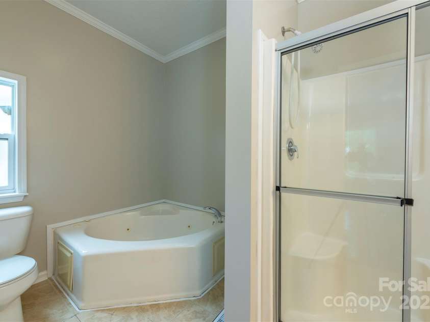 9 Everwood Drive, Candler, NC 28715.  MLS# CAR4269275, YatesRealty ID 20048. Large soaking tub