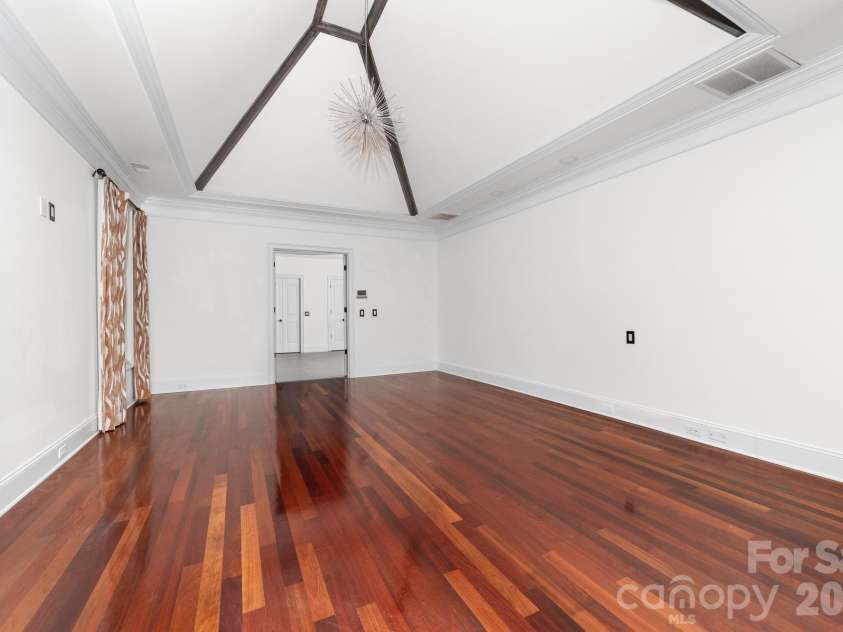 18805 Windy Point Drive, Cornelius, NC 28031.  MLS# CAR4373578, YatesRealty ID 20049. 2nd floor extra large primary bedroom