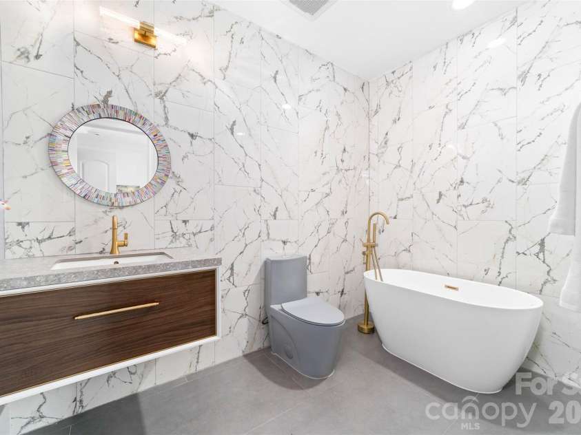18805 Windy Point Drive, Cornelius, NC 28031.  MLS# CAR4373578, YatesRealty ID 20049. 
