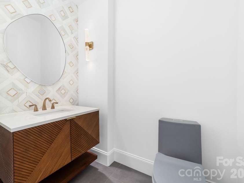 18805 Windy Point Drive, Cornelius, NC 28031.  MLS# CAR4373578, YatesRealty ID 20049. Main floor powder room