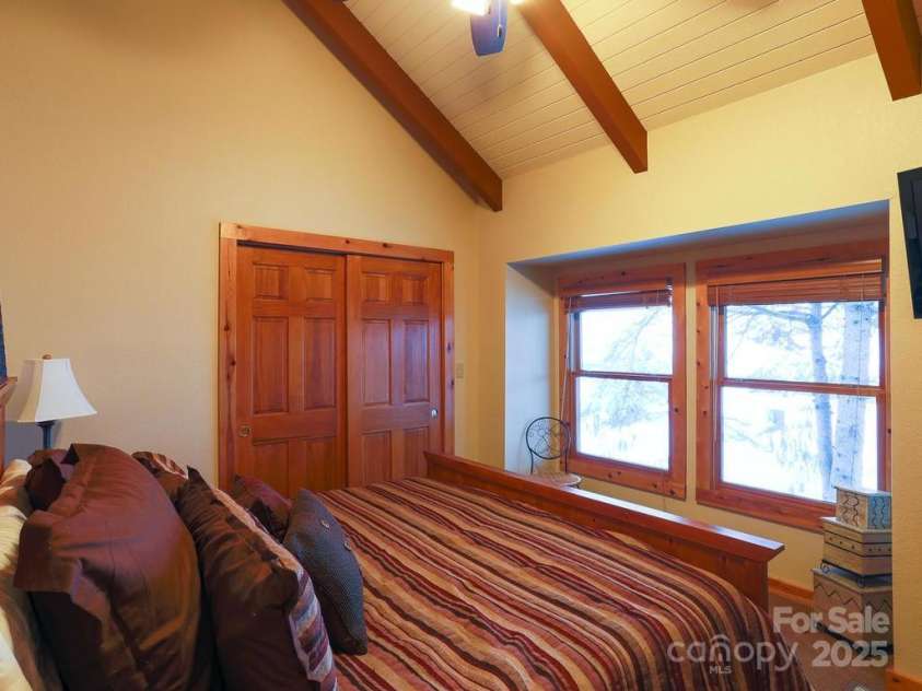 71 Ivy Ridge Road, Burnsville, NC 28714.  MLS# CAR4270040, YatesRealty ID 20049. 
