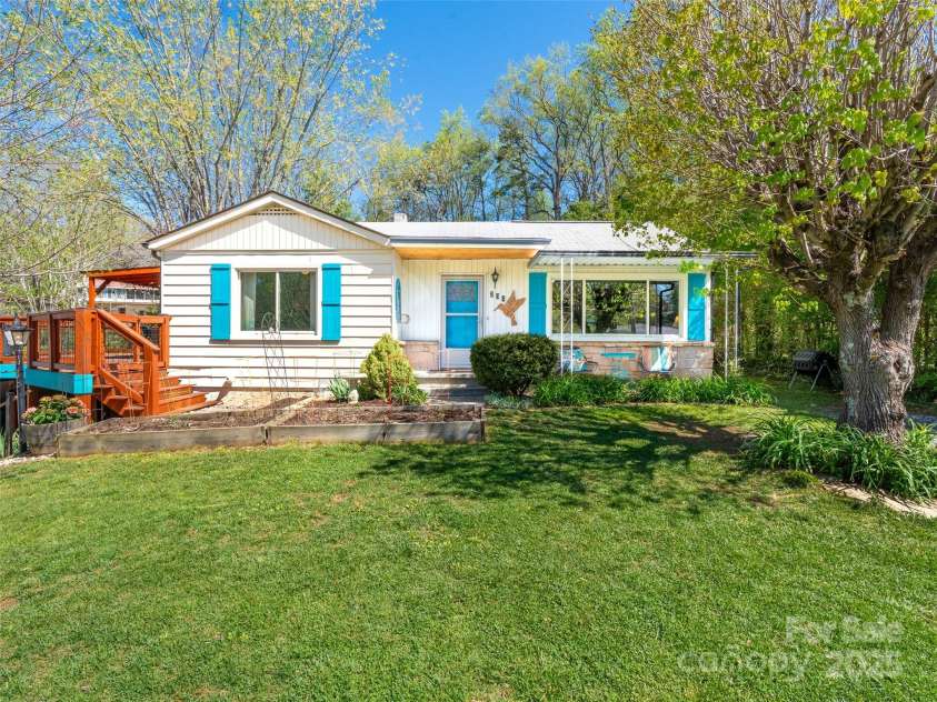234 Monte Vista Road, Candler, NC 28715.  MLS# CAR4228633, YatesRealty ID 20050. Welcome Home to 234 Monte Vista RD