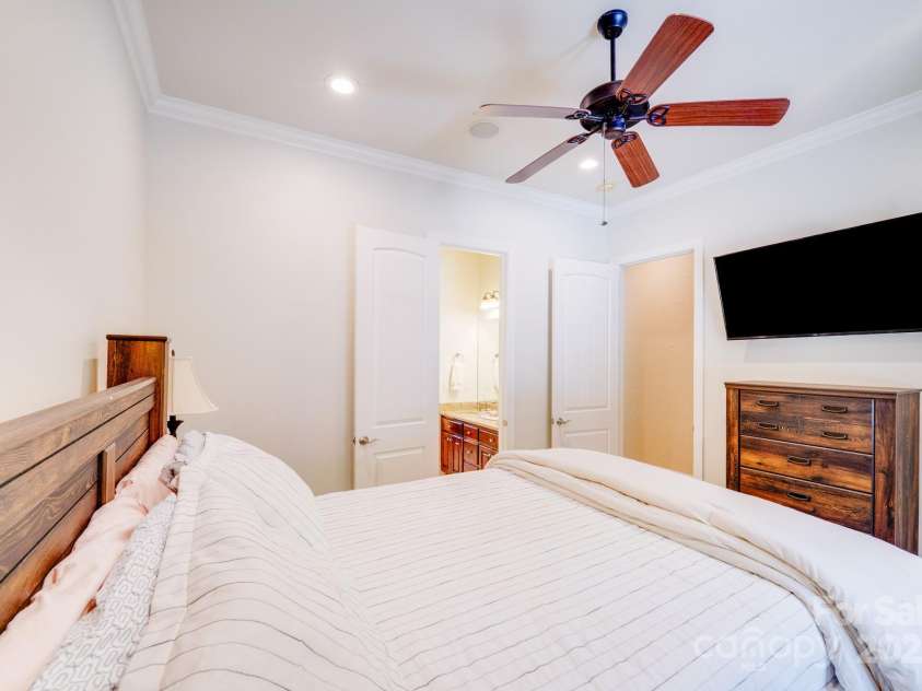 4071 King Wilkinson Road, Lincolnton, NC 28092.  MLS# CAR4241199, YatesRealty ID 20053. Secondary bedroom on main floor with Jack and Jill bathroom