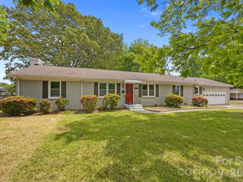 2713 Kilborne Drive, Charlotte, NC 28205.  MLS# CAR4376113, YatesRealty ID 20054. 