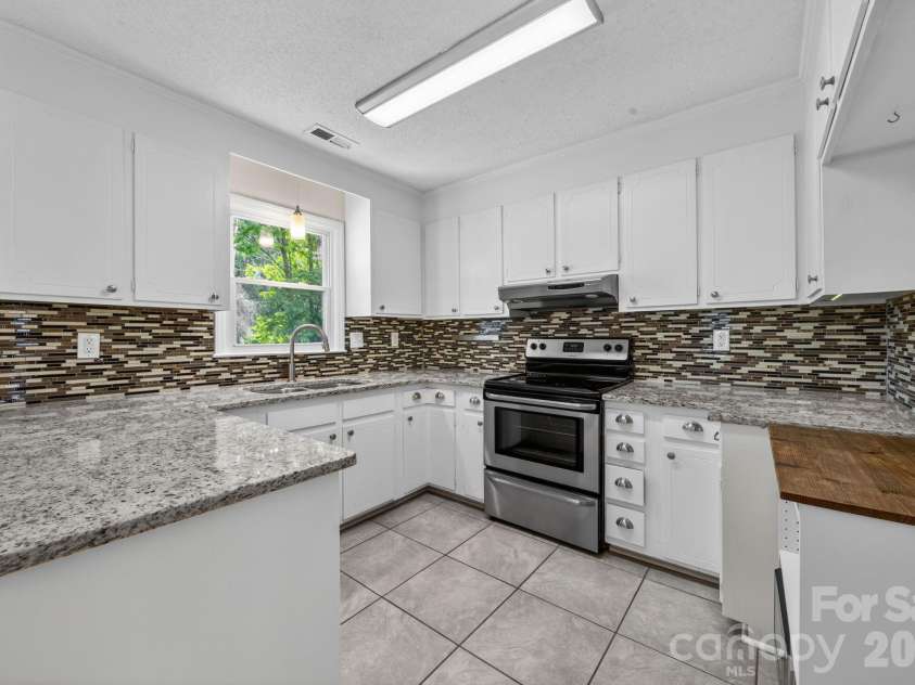 2713 Kilborne Drive, Charlotte, NC 28205.  MLS# CAR4376113, YatesRealty ID 20054. 