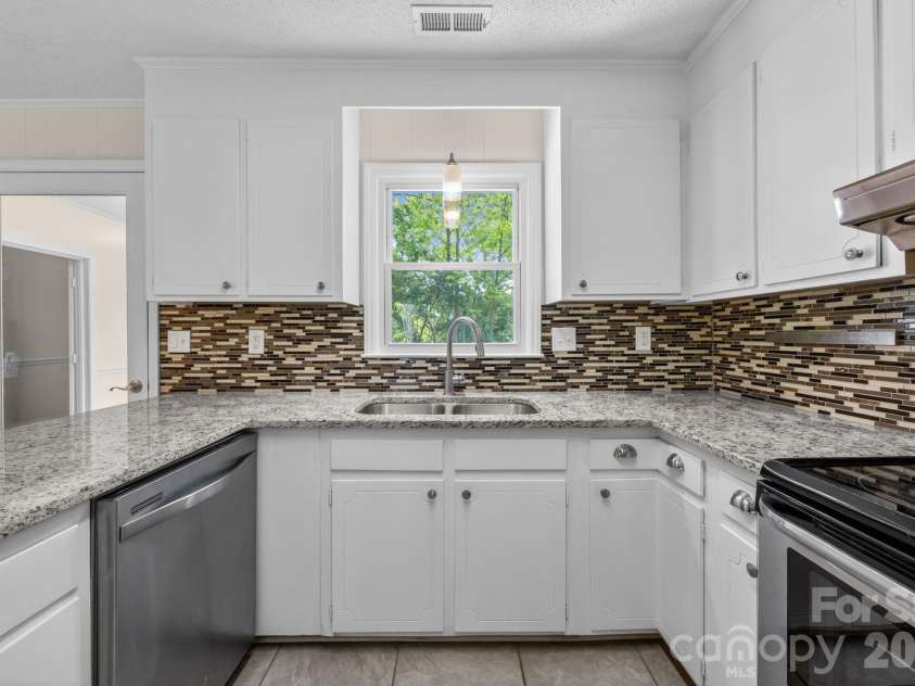 2713 Kilborne Drive, Charlotte, NC 28205.  MLS# CAR4376113, YatesRealty ID 20054. 