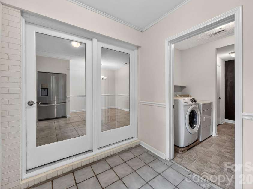 2713 Kilborne Drive, Charlotte, NC 28205.  MLS# CAR4376113, YatesRealty ID 20054. 