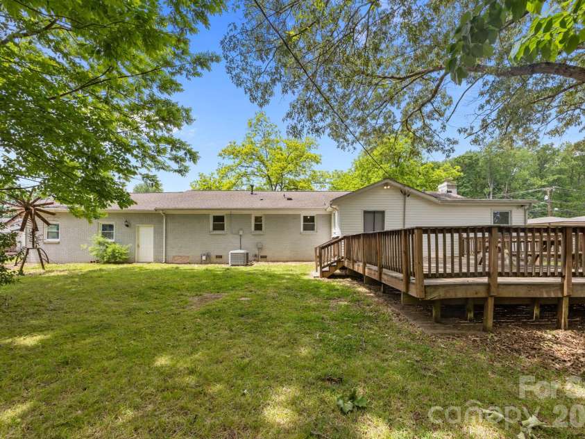 2713 Kilborne Drive, Charlotte, NC 28205.  MLS# CAR4376113, YatesRealty ID 20054. 