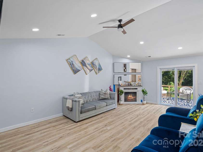 8122 Sherington Way, Charlotte, NC 28227.  MLS# CAR4239520, YatesRealty ID 20058. 