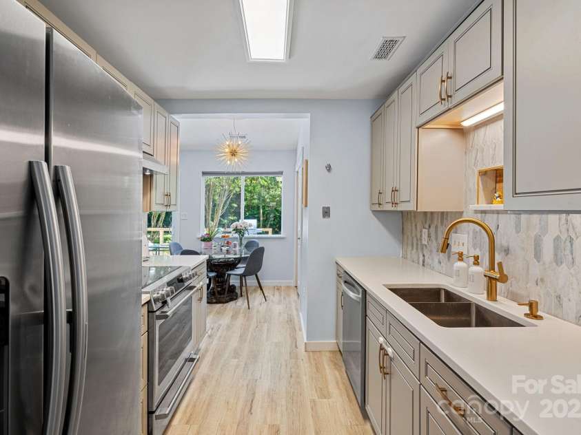 8122 Sherington Way, Charlotte, NC 28227.  MLS# CAR4239520, YatesRealty ID 20058. 