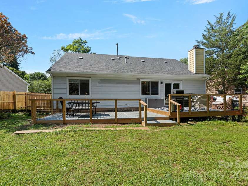 8122 Sherington Way, Charlotte, NC 28227.  MLS# CAR4239520, YatesRealty ID 20058. 