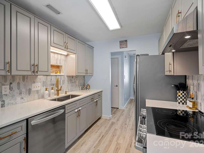 8122 Sherington Way, Charlotte, NC 28227.  MLS# CAR4239520, YatesRealty ID 20058. Kitchen with quartz countertops and tile backsplash