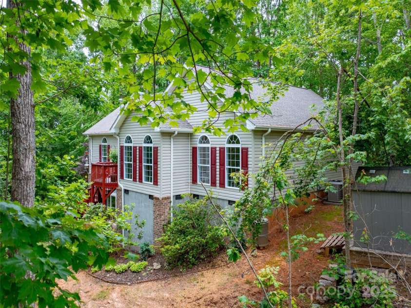 345 Ravenwood Lane, Horse Shoe, NC 28742.  MLS# CAR4185230, YatesRealty ID 20060. 