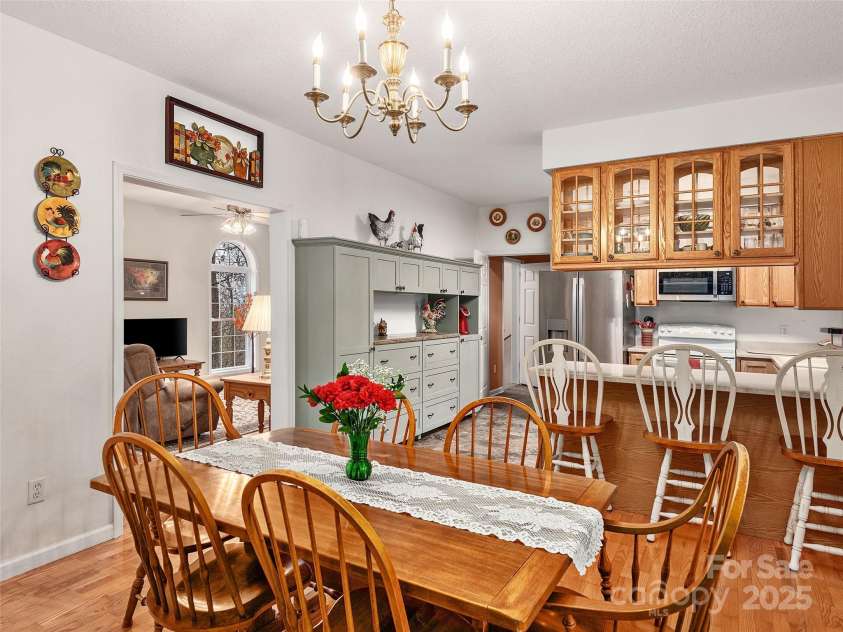 345 Ravenwood Lane, Horse Shoe, NC 28742.  MLS# CAR4185230, YatesRealty ID 20060. 