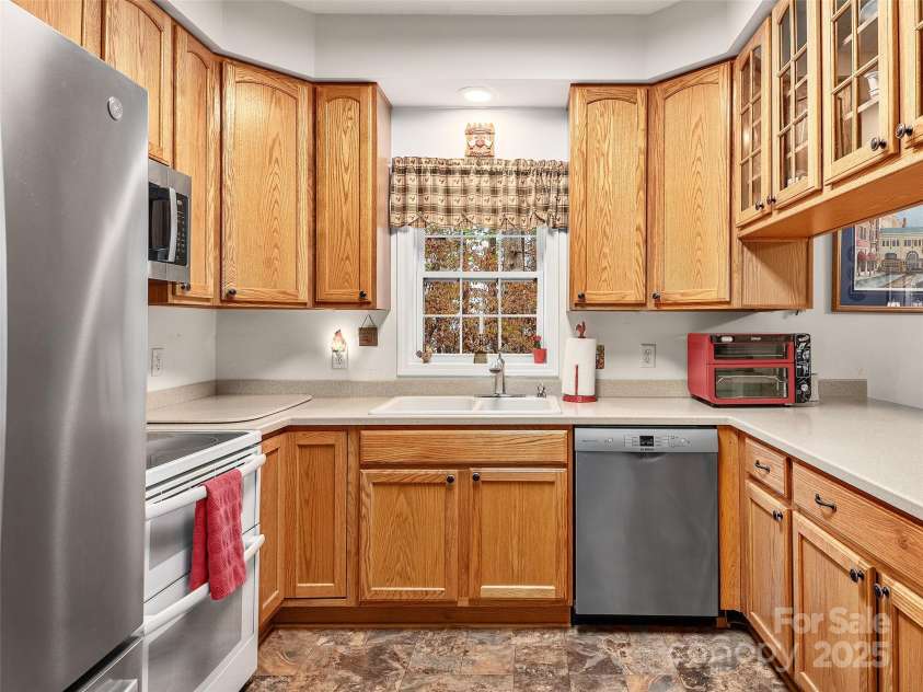 345 Ravenwood Lane, Horse Shoe, NC 28742.  MLS# CAR4185230, YatesRealty ID 20060. 