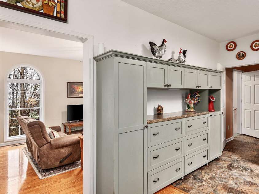 345 Ravenwood Lane, Horse Shoe, NC 28742.  MLS# CAR4185230, YatesRealty ID 20060. 