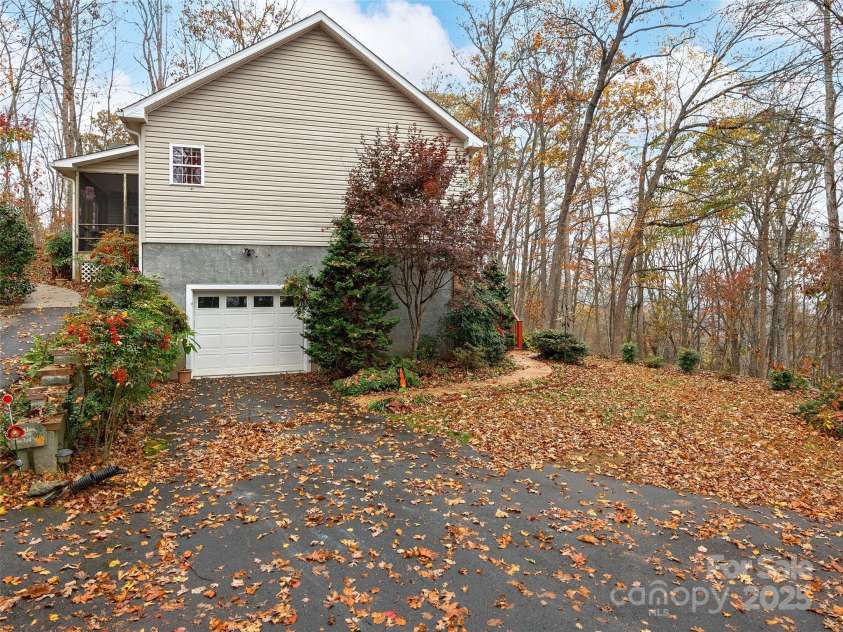 345 Ravenwood Lane, Horse Shoe, NC 28742.  MLS# CAR4185230, YatesRealty ID 20060. 