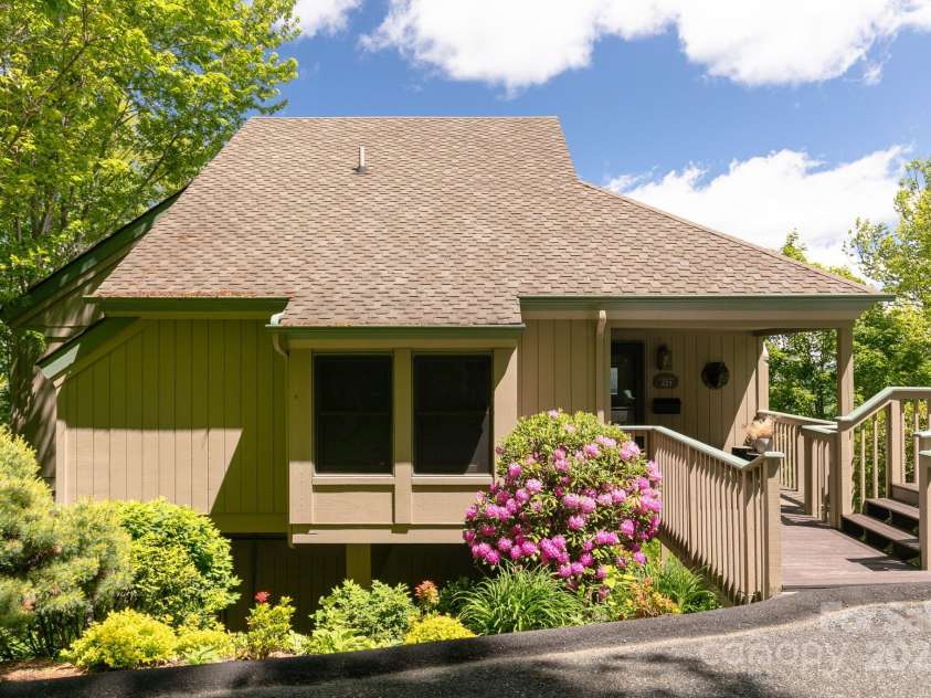 221 Ivy Ridge Road, Burnsville, NC 28714.  MLS# CAR4265320, YatesRealty ID 20062. 