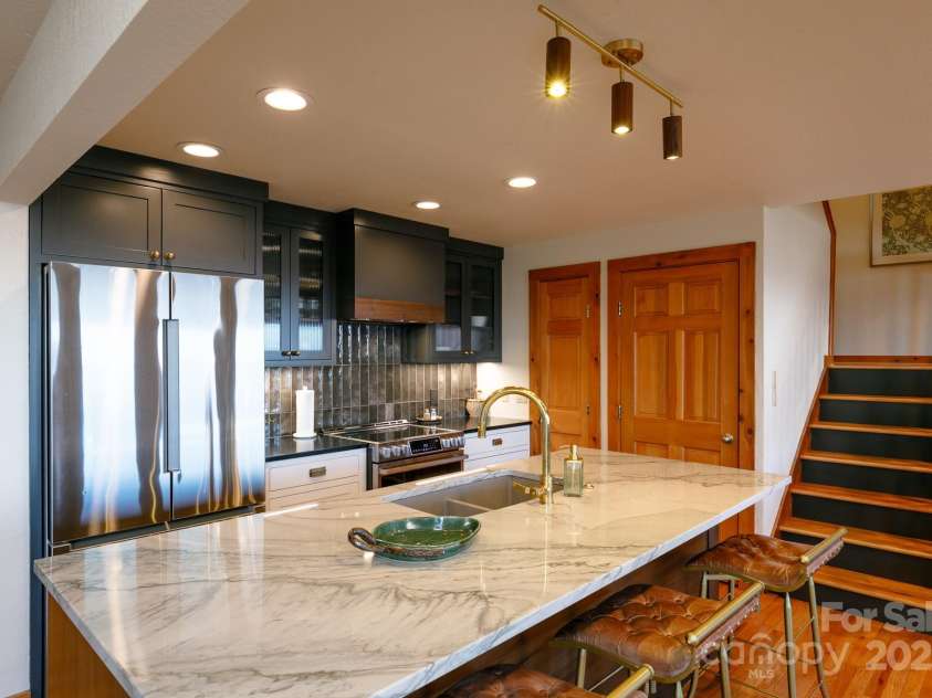 221 Ivy Ridge Road, Burnsville, NC 28714.  MLS# CAR4265320, YatesRealty ID 20062. 