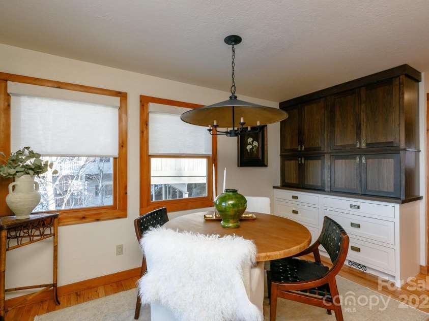 221 Ivy Ridge Road, Burnsville, NC 28714.  MLS# CAR4265320, YatesRealty ID 20062. 