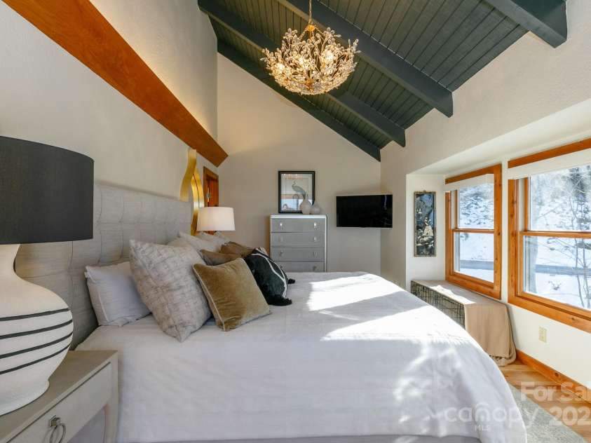 221 Ivy Ridge Road, Burnsville, NC 28714.  MLS# CAR4265320, YatesRealty ID 20062. 