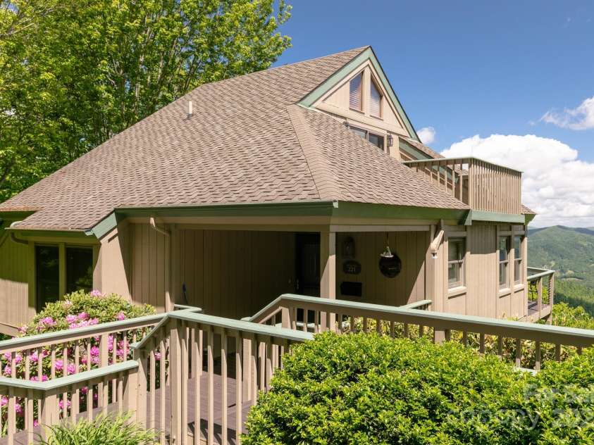 221 Ivy Ridge Road, Burnsville, NC 28714.  MLS# CAR4265320, YatesRealty ID 20062. 