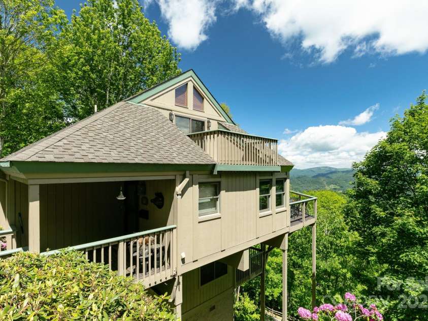 221 Ivy Ridge Road, Burnsville, NC 28714.  MLS# CAR4265320, YatesRealty ID 20062. 