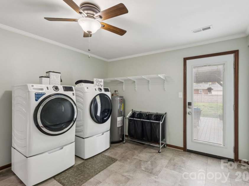 9202 Elgin Drive, Charlotte, NC 28214.  MLS# CAR4359753, YatesRealty ID 20064. 