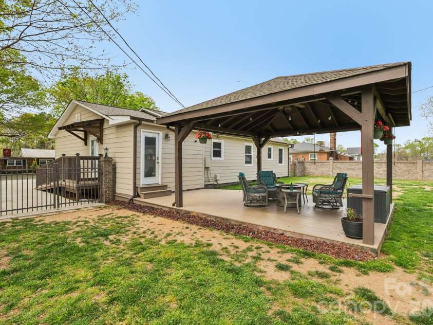 9202 Elgin Drive, Charlotte, NC 28214.  MLS# CAR4359753, YatesRealty ID 20064. 