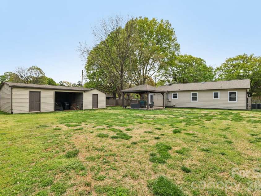 9202 Elgin Drive, Charlotte, NC 28214.  MLS# CAR4359753, YatesRealty ID 20064. 