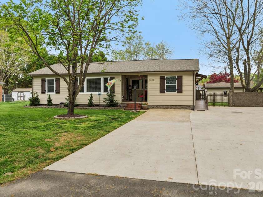 9202 Elgin Drive, Charlotte, NC 28214.  MLS# CAR4359753, YatesRealty ID 20064. 