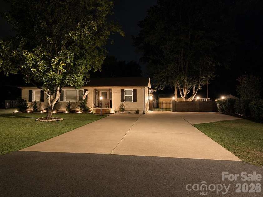9202 Elgin Drive, Charlotte, NC 28214.  MLS# CAR4359753, YatesRealty ID 20064. 