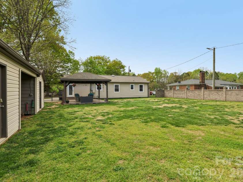 9202 Elgin Drive, Charlotte, NC 28214.  MLS# CAR4359753, YatesRealty ID 20064. Backyard