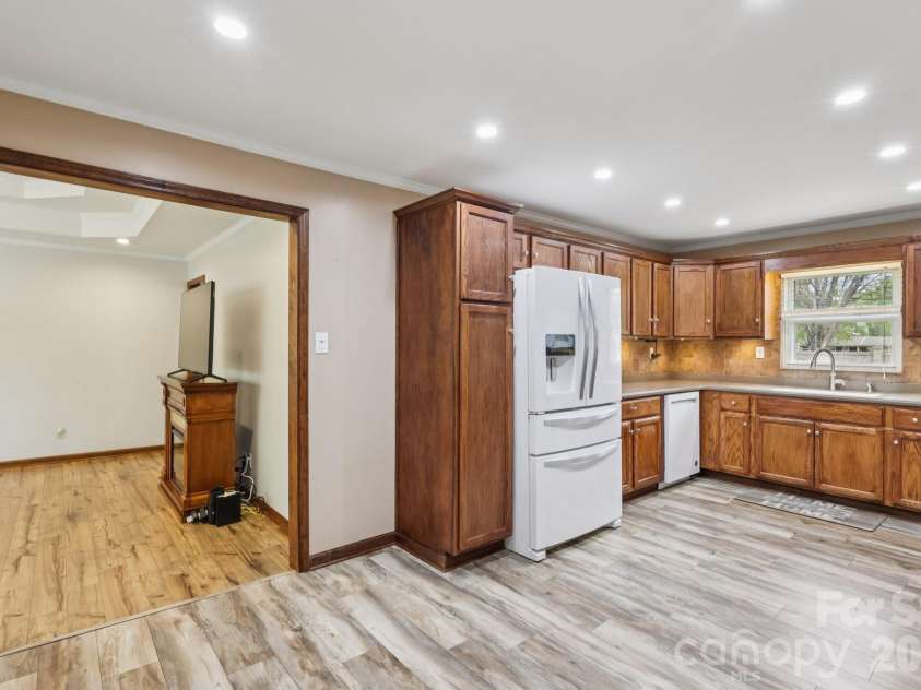 9202 Elgin Drive, Charlotte, NC 28214.  MLS# CAR4359753, YatesRealty ID 20064. Open Floorplan Kitchen
