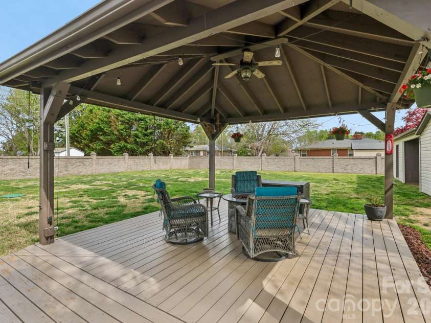 9202 Elgin Drive, Charlotte, NC 28214.  MLS# CAR4359753, YatesRealty ID 20064. Outdoor Living