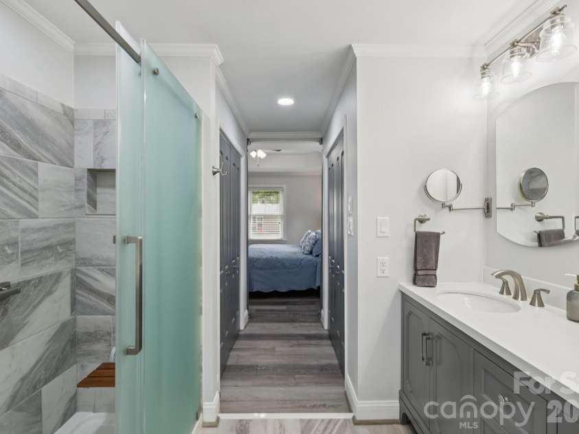 9202 Elgin Drive, Charlotte, NC 28214.  MLS# CAR4359753, YatesRealty ID 20064. Primary Bath