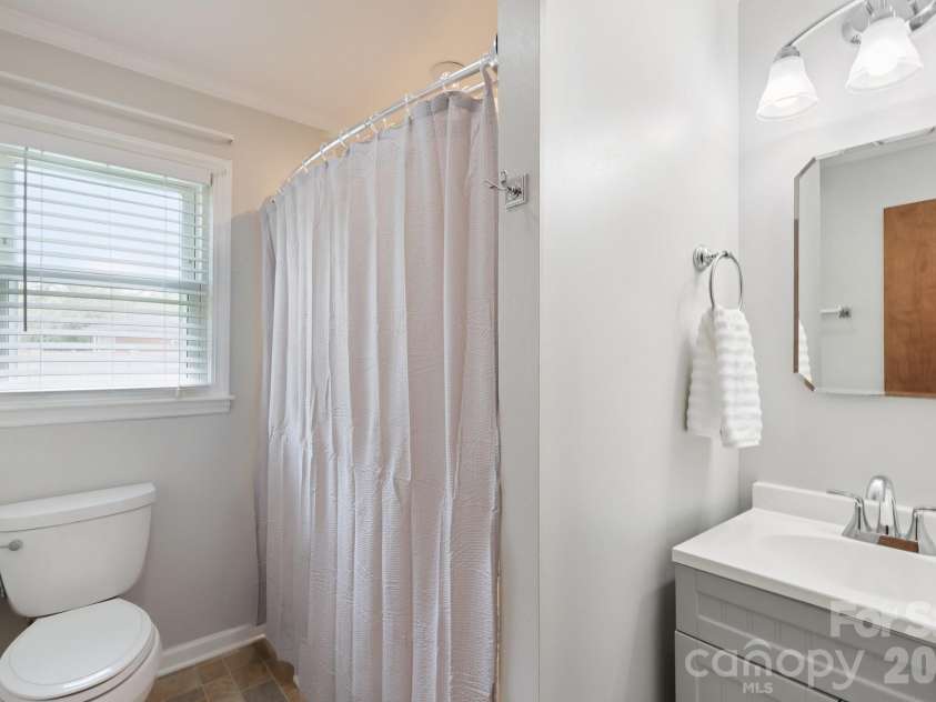 9202 Elgin Drive, Charlotte, NC 28214.  MLS# CAR4359753, YatesRealty ID 20064. Second Full Bath
