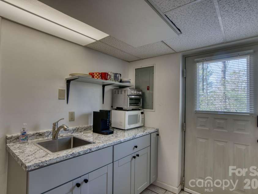46 Wahuhu Court, Brevard, NC 28712.  MLS# CAR4368025, YatesRealty ID 20067. 