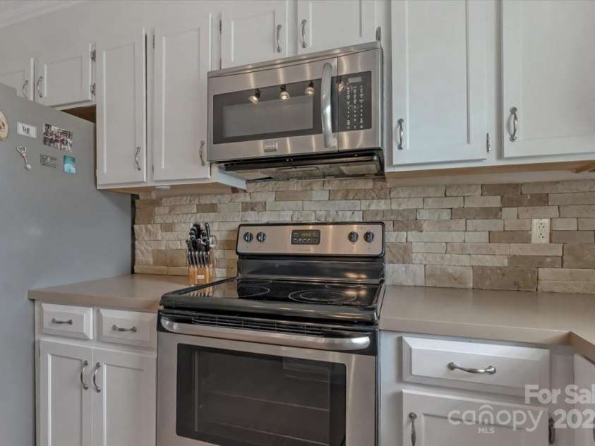 195 Antler Drive, Statesville, NC 28625.  MLS# CAR4255134, YatesRealty ID 20068. Kitchen