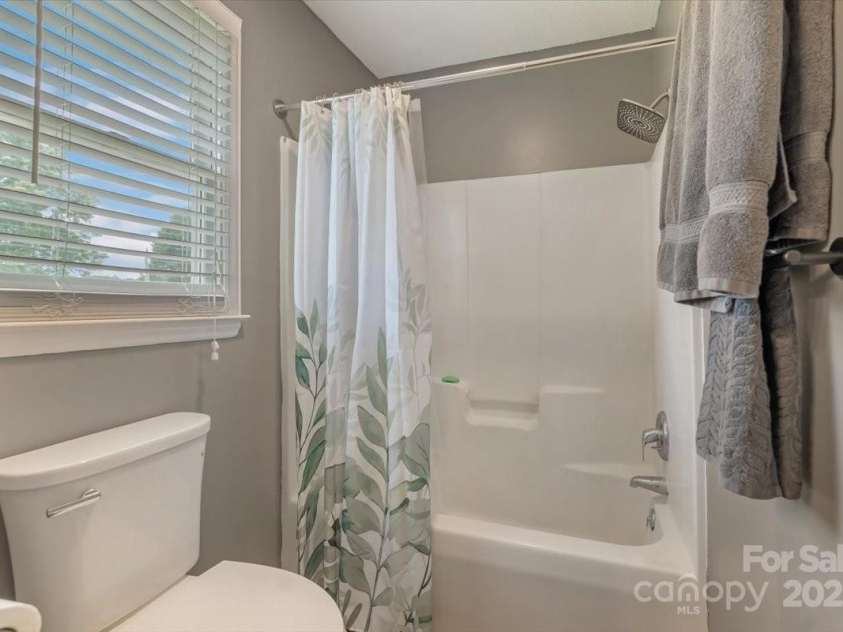 195 Antler Drive, Statesville, NC 28625.  MLS# CAR4255134, YatesRealty ID 20068. Primary Bedroom en-suite bathroom