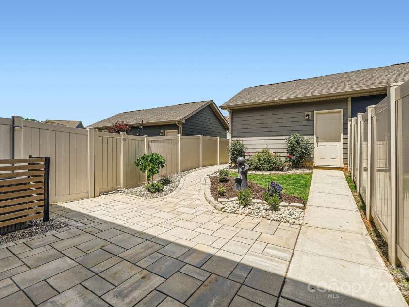 19812 Elise Caroline Alley, Davidson, NC 28036.  MLS# CAR4259405, YatesRealty ID 20069. Gorgeous courtyard