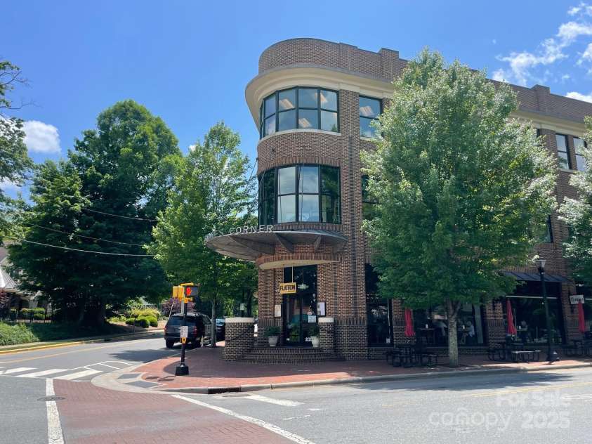 19812 Elise Caroline Alley, Davidson, NC 28036.  MLS# CAR4259405, YatesRealty ID 20069. Great food options nearby