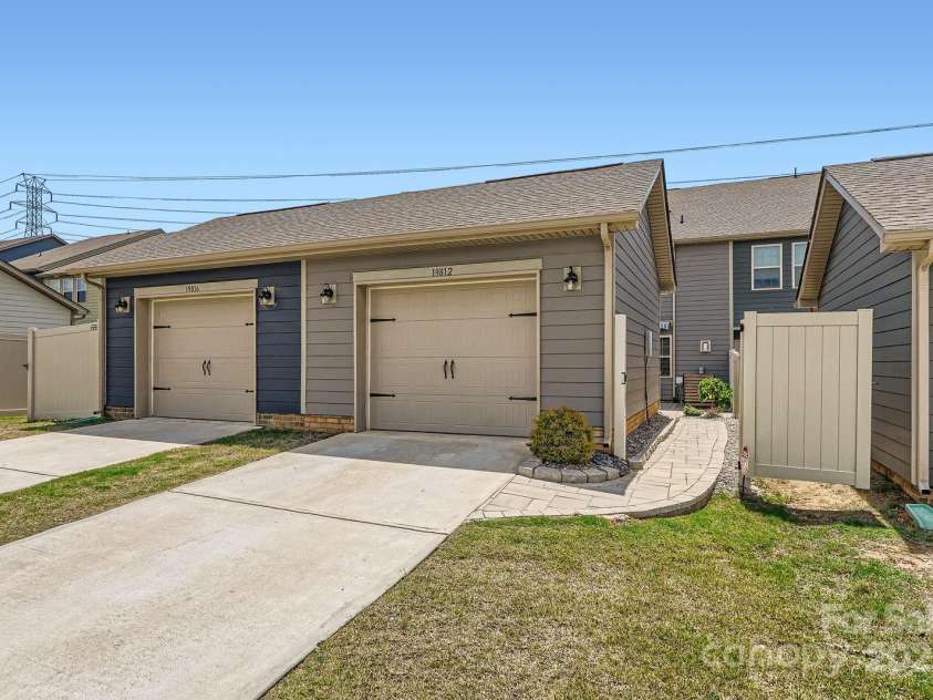 19812 Elise Caroline Alley, Davidson, NC 28036.  MLS# CAR4259405, YatesRealty ID 20069. Great place for outdoor entertaining