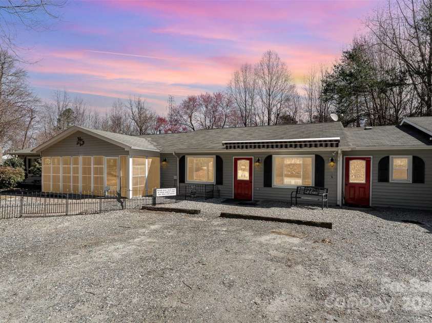 1456 Main Street, Kernersville, NC 27284.  MLS# CAR4233397, YatesRealty ID 2007. 