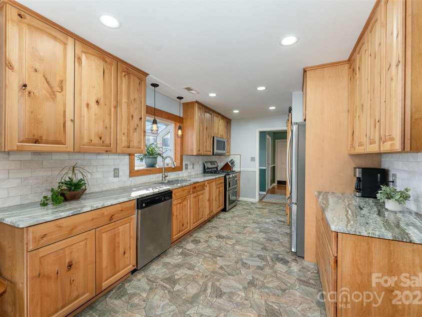 1456 Main Street, Kernersville, NC 27284.  MLS# CAR4233397, YatesRealty ID 2007. 